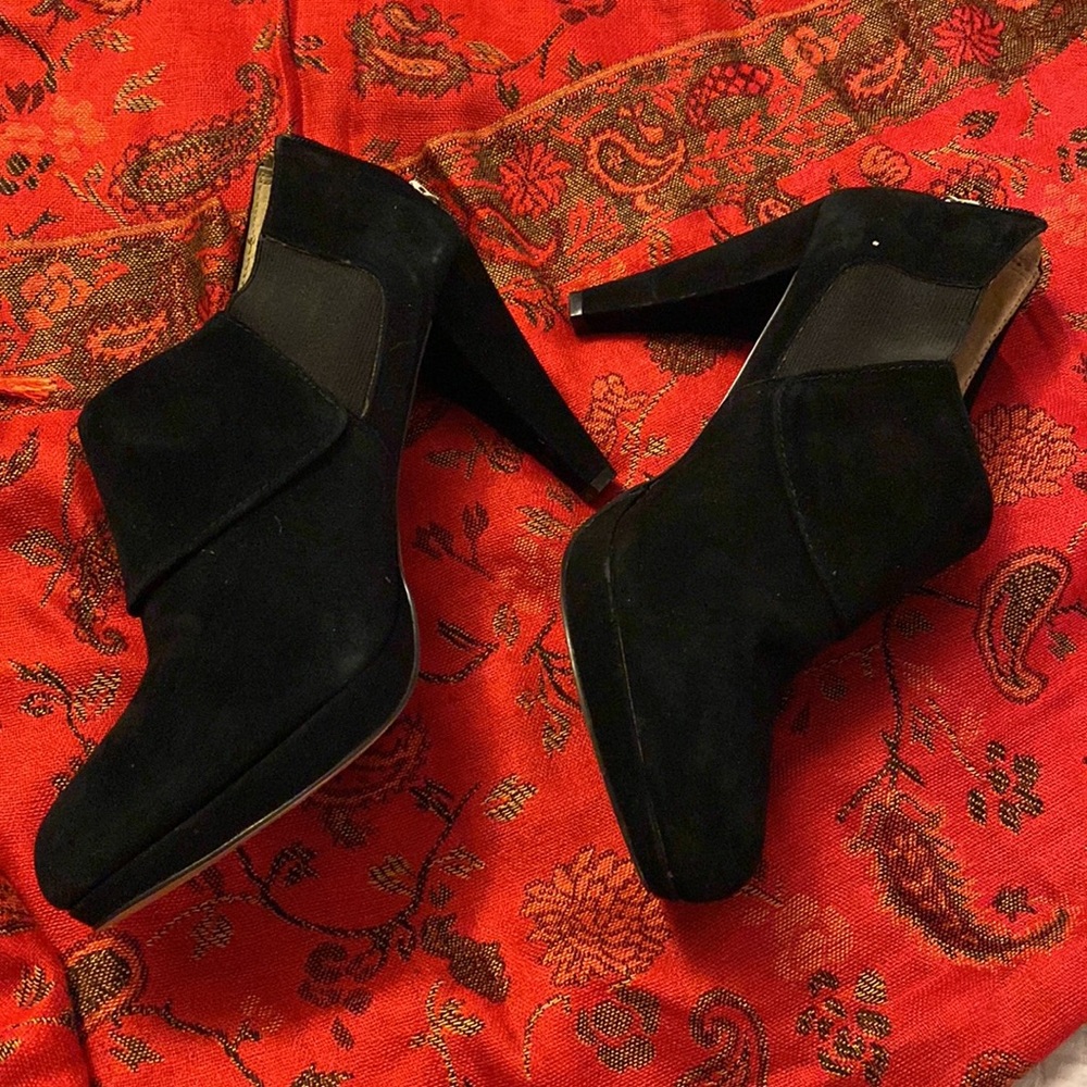 Adrienne Vittadini Black suede platform heels booties 9.5